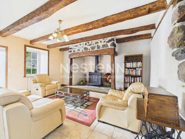 Au coeur du Pays de Salers, à 30 minutes d'Aurillac, à vendre sur un terrain de 1100 m², maison en pierre de 4 pièces d'une surface de 93 m².