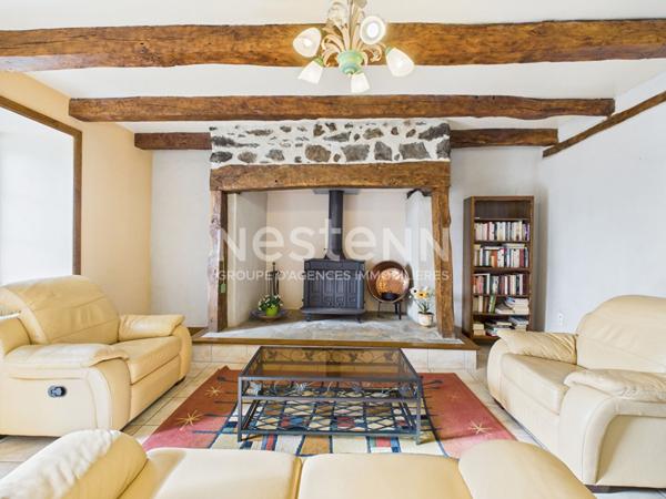 Au coeur du Pays de Salers, à 30 minutes d'Aurillac, à vendre sur un terrain de 1100 m², maison en pierre de 4 pièces d'une surface de 93 m².