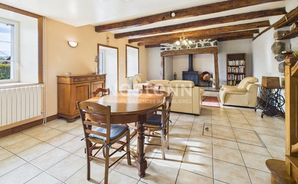 Au coeur du Pays de Salers, à 30 minutes d'Aurillac, à vendre sur un terrain de 1100 m², maison en pierre de 4 pièces d'une surface de 93 m².