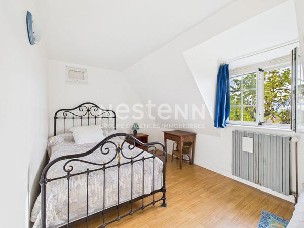 Au coeur du Pays de Salers, à 30 minutes d'Aurillac, à vendre sur un terrain de 1100 m², maison en pierre de 4 pièces d'une surface de 93 m².