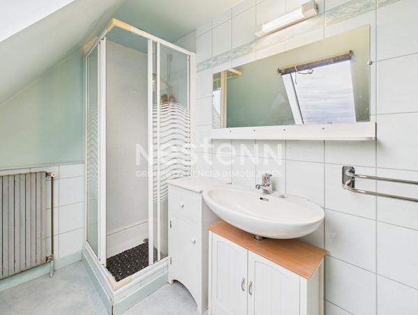 Au coeur du Pays de Salers, à 30 minutes d'Aurillac, à vendre sur un terrain de 1100 m², maison en pierre de 4 pièces d'une surface de 93 m².