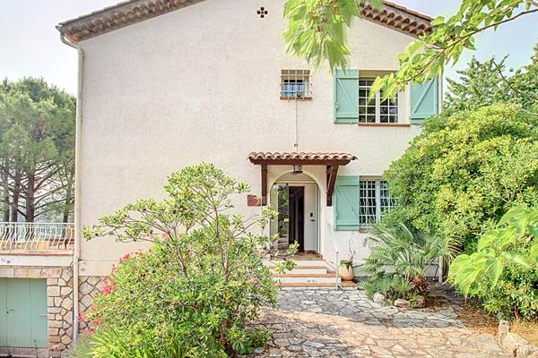 EXCLUSIVITE ! A VENDRE DRAGUIGNAN - Maison 10 pièces 239 m² avec piscine sur 4531 m² de terrain