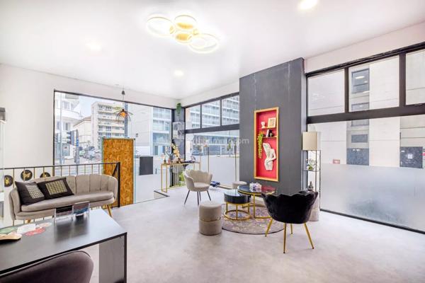 Location                                                      Local commercial
                        
                     2 pièces                      67 m2                     à Lyon 6