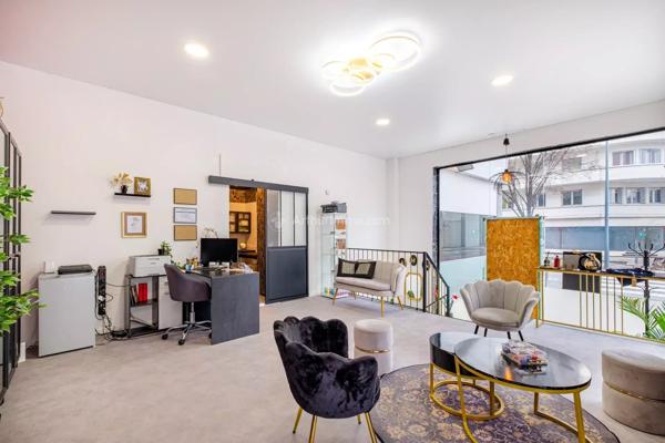 Location                                                      Local commercial
                        
                     2 pièces                      67 m2                     à Lyon 6