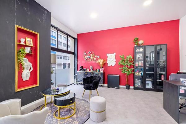 Location                                                      Local commercial
                        
                     2 pièces                      67 m2                     à Lyon 6