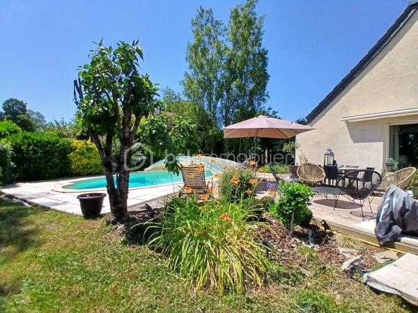 Découvrez un havre de bien etre avec cette belle maison sur vide sanitaire, édifiée sur un superbe terrain paysagé de 1258m2 clos, quartier tilleroyes.
Imaginez vous....dans cette maison qui vous propose: une entrée avec placard, une très belle pièce de vie de 65m2 avec une cuisine intégrée ouverte sur séjour-salon + cellier et ses deux accès sur terrasse (store électrique) et  un superbe jardin paysagé  + piscine chauffante 8x4 avec dome, une chambre parentale comprenant une salle d'eau, un wc +douche et  une salle d'eau + buanderie,  un très beau studio de 35m2 indépendant meublé comprenant une cuisine intégrée, une chambre parentale (salle d'eau), un placard, une buanderie, une véranda de 2020 d'une surface de 8m2 et un balcon sur jardin (première photo intérieur).
A l'étage, vous trouvez une grande mezzanine, trois chambres avec clim+ volets extérieurs motorisés, une salle de bains (baignoire) , 2 vasques.
Votre maison possède un chauffage en aérothermie+ clim réversible  basse consommation  de 2022 -8kw - air-air, panneaux solaires 2021, une toiture refaite en 2015 avec tuiles ardoisées auto-nettoyante, et une très bonne isolation sous toiture de 200+ sol, un  poele aux bois, une charpente traditionnelle, une grande cave,un portail d'accès motorisé, une alarme, une maison parfaitement entretenue!! honoraires inclus charge vendeur.
Vivez dans un cadre de vie calme, propice à la sérénité!!
Renseignements et rendez vous du lundi au samedi de 8h à 20h