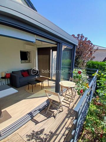 Découvrez un havre de bien etre avec cette belle maison sur vide sanitaire, édifiée sur un superbe terrain paysagé de 1258m2 clos, quartier tilleroyes.
Imaginez vous....dans cette maison qui vous propose: une entrée avec placard, une très belle pièce de vie de 65m2 avec une cuisine intégrée ouverte sur séjour-salon + cellier et ses deux accès sur terrasse (store électrique) et  un superbe jardin paysagé  + piscine chauffante 8x4 avec dome, une chambre parentale comprenant une salle d'eau, un wc +douche et  une salle d'eau + buanderie,  un très beau studio de 35m2 indépendant meublé comprenant une cuisine intégrée, une chambre parentale (salle d'eau), un placard, une buanderie, une véranda de 2020 d'une surface de 8m2 et un balcon sur jardin (première photo intérieur).
A l'étage, vous trouvez une grande mezzanine, trois chambres avec clim+ volets extérieurs motorisés, une salle de bains (baignoire) , 2 vasques.
Votre maison possède un chauffage en aérothermie+ clim réversible  basse consommation  de 2022 -8kw - air-air, panneaux solaires 2021, une toiture refaite en 2015 avec tuiles ardoisées auto-nettoyante, et une très bonne isolation sous toiture de 200+ sol, un  poele aux bois, une charpente traditionnelle, une grande cave,un portail d'accès motorisé, une alarme, une maison parfaitement entretenue!! honoraires inclus charge vendeur.
Vivez dans un cadre de vie calme, propice à la sérénité!!
Renseignements et rendez vous du lundi au samedi de 8h à 20h
