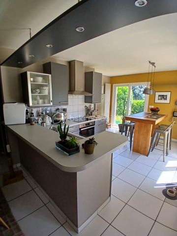 Découvrez un havre de bien etre avec cette belle maison sur vide sanitaire, édifiée sur un superbe terrain paysagé de 1258m2 clos, quartier tilleroyes.
Imaginez vous....dans cette maison qui vous propose: une entrée avec placard, une très belle pièce de vie de 65m2 avec une cuisine intégrée ouverte sur séjour-salon + cellier et ses deux accès sur terrasse (store électrique) et  un superbe jardin paysagé  + piscine chauffante 8x4 avec dome, une chambre parentale comprenant une salle d'eau, un wc +douche et  une salle d'eau + buanderie,  un très beau studio de 35m2 indépendant meublé comprenant une cuisine intégrée, une chambre parentale (salle d'eau), un placard, une buanderie, une véranda de 2020 d'une surface de 8m2 et un balcon sur jardin (première photo intérieur).
A l'étage, vous trouvez une grande mezzanine, trois chambres avec clim+ volets extérieurs motorisés, une salle de bains (baignoire) , 2 vasques.
Votre maison possède un chauffage en aérothermie+ clim réversible  basse consommation  de 2022 -8kw - air-air, panneaux solaires 2021, une toiture refaite en 2015 avec tuiles ardoisées auto-nettoyante, et une très bonne isolation sous toiture de 200+ sol, un  poele aux bois, une charpente traditionnelle, une grande cave,un portail d'accès motorisé, une alarme, une maison parfaitement entretenue!! honoraires inclus charge vendeur.
Vivez dans un cadre de vie calme, propice à la sérénité!!
Renseignements et rendez vous du lundi au samedi de 8h à 20h