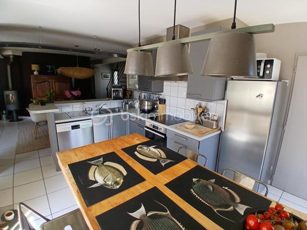 Découvrez un havre de bien etre avec cette belle maison sur vide sanitaire, édifiée sur un superbe terrain paysagé de 1258m2 clos, quartier tilleroyes.
Imaginez vous....dans cette maison qui vous propose: une entrée avec placard, une très belle pièce de vie de 65m2 avec une cuisine intégrée ouverte sur séjour-salon + cellier et ses deux accès sur terrasse (store électrique) et  un superbe jardin paysagé  + piscine chauffante 8x4 avec dome, une chambre parentale comprenant une salle d'eau, un wc +douche et  une salle d'eau + buanderie,  un très beau studio de 35m2 indépendant meublé comprenant une cuisine intégrée, une chambre parentale (salle d'eau), un placard, une buanderie, une véranda de 2020 d'une surface de 8m2 et un balcon sur jardin (première photo intérieur).
A l'étage, vous trouvez une grande mezzanine, trois chambres avec clim+ volets extérieurs motorisés, une salle de bains (baignoire) , 2 vasques.
Votre maison possède un chauffage en aérothermie+ clim réversible  basse consommation  de 2022 -8kw - air-air, panneaux solaires 2021, une toiture refaite en 2015 avec tuiles ardoisées auto-nettoyante, et une très bonne isolation sous toiture de 200+ sol, un  poele aux bois, une charpente traditionnelle, une grande cave,un portail d'accès motorisé, une alarme, une maison parfaitement entretenue!! honoraires inclus charge vendeur.
Vivez dans un cadre de vie calme, propice à la sérénité!!
Renseignements et rendez vous du lundi au samedi de 8h à 20h