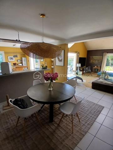 Découvrez un havre de bien etre avec cette belle maison sur vide sanitaire, édifiée sur un superbe terrain paysagé de 1258m2 clos, quartier tilleroyes.
Imaginez vous....dans cette maison qui vous propose: une entrée avec placard, une très belle pièce de vie de 65m2 avec une cuisine intégrée ouverte sur séjour-salon + cellier et ses deux accès sur terrasse (store électrique) et  un superbe jardin paysagé  + piscine chauffante 8x4 avec dome, une chambre parentale comprenant une salle d'eau, un wc +douche et  une salle d'eau + buanderie,  un très beau studio de 35m2 indépendant meublé comprenant une cuisine intégrée, une chambre parentale (salle d'eau), un placard, une buanderie, une véranda de 2020 d'une surface de 8m2 et un balcon sur jardin (première photo intérieur).
A l'étage, vous trouvez une grande mezzanine, trois chambres avec clim+ volets extérieurs motorisés, une salle de bains (baignoire) , 2 vasques.
Votre maison possède un chauffage en aérothermie+ clim réversible  basse consommation  de 2022 -8kw - air-air, panneaux solaires 2021, une toiture refaite en 2015 avec tuiles ardoisées auto-nettoyante, et une très bonne isolation sous toiture de 200+ sol, un  poele aux bois, une charpente traditionnelle, une grande cave,un portail d'accès motorisé, une alarme, une maison parfaitement entretenue!! honoraires inclus charge vendeur.
Vivez dans un cadre de vie calme, propice à la sérénité!!
Renseignements et rendez vous du lundi au samedi de 8h à 20h