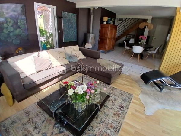 Découvrez un havre de bien etre avec cette belle maison sur vide sanitaire, édifiée sur un superbe terrain paysagé de 1258m2 clos, quartier tilleroyes.
Imaginez vous....dans cette maison qui vous propose: une entrée avec placard, une très belle pièce de vie de 65m2 avec une cuisine intégrée ouverte sur séjour-salon + cellier et ses deux accès sur terrasse (store électrique) et  un superbe jardin paysagé  + piscine chauffante 8x4 avec dome, une chambre parentale comprenant une salle d'eau, un wc +douche et  une salle d'eau + buanderie,  un très beau studio de 35m2 indépendant meublé comprenant une cuisine intégrée, une chambre parentale (salle d'eau), un placard, une buanderie, une véranda de 2020 d'une surface de 8m2 et un balcon sur jardin (première photo intérieur).
A l'étage, vous trouvez une grande mezzanine, trois chambres avec clim+ volets extérieurs motorisés, une salle de bains (baignoire) , 2 vasques.
Votre maison possède un chauffage en aérothermie+ clim réversible  basse consommation  de 2022 -8kw - air-air, panneaux solaires 2021, une toiture refaite en 2015 avec tuiles ardoisées auto-nettoyante, et une très bonne isolation sous toiture de 200+ sol, un  poele aux bois, une charpente traditionnelle, une grande cave,un portail d'accès motorisé, une alarme, une maison parfaitement entretenue!! honoraires inclus charge vendeur.
Vivez dans un cadre de vie calme, propice à la sérénité!!
Renseignements et rendez vous du lundi au samedi de 8h à 20h