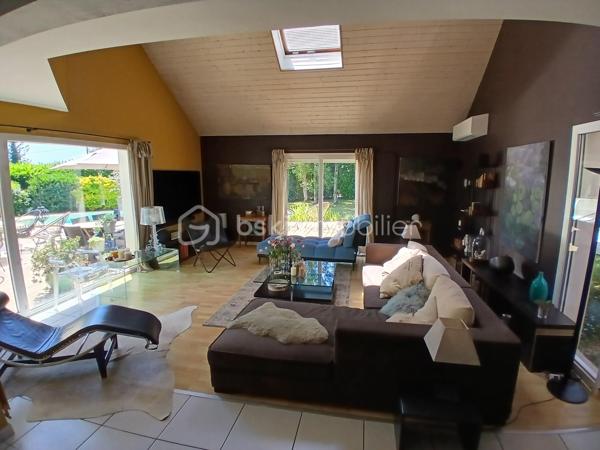 Découvrez un havre de bien etre avec cette belle maison sur vide sanitaire, édifiée sur un superbe terrain paysagé de 1258m2 clos, quartier tilleroyes.
Imaginez vous....dans cette maison qui vous propose: une entrée avec placard, une très belle pièce de vie de 65m2 avec une cuisine intégrée ouverte sur séjour-salon + cellier et ses deux accès sur terrasse (store électrique) et  un superbe jardin paysagé  + piscine chauffante 8x4 avec dome, une chambre parentale comprenant une salle d'eau, un wc +douche et  une salle d'eau + buanderie,  un très beau studio de 35m2 indépendant meublé comprenant une cuisine intégrée, une chambre parentale (salle d'eau), un placard, une buanderie, une véranda de 2020 d'une surface de 8m2 et un balcon sur jardin (première photo intérieur).
A l'étage, vous trouvez une grande mezzanine, trois chambres avec clim+ volets extérieurs motorisés, une salle de bains (baignoire) , 2 vasques.
Votre maison possède un chauffage en aérothermie+ clim réversible  basse consommation  de 2022 -8kw - air-air, panneaux solaires 2021, une toiture refaite en 2015 avec tuiles ardoisées auto-nettoyante, et une très bonne isolation sous toiture de 200+ sol, un  poele aux bois, une charpente traditionnelle, une grande cave,un portail d'accès motorisé, une alarme, une maison parfaitement entretenue!! honoraires inclus charge vendeur.
Vivez dans un cadre de vie calme, propice à la sérénité!!
Renseignements et rendez vous du lundi au samedi de 8h à 20h