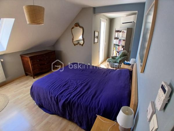Découvrez un havre de bien etre avec cette belle maison sur vide sanitaire, édifiée sur un superbe terrain paysagé de 1258m2 clos, quartier tilleroyes.
Imaginez vous....dans cette maison qui vous propose: une entrée avec placard, une très belle pièce de vie de 65m2 avec une cuisine intégrée ouverte sur séjour-salon + cellier et ses deux accès sur terrasse (store électrique) et  un superbe jardin paysagé  + piscine chauffante 8x4 avec dome, une chambre parentale comprenant une salle d'eau, un wc +douche et  une salle d'eau + buanderie,  un très beau studio de 35m2 indépendant meublé comprenant une cuisine intégrée, une chambre parentale (salle d'eau), un placard, une buanderie, une véranda de 2020 d'une surface de 8m2 et un balcon sur jardin (première photo intérieur).
A l'étage, vous trouvez une grande mezzanine, trois chambres avec clim+ volets extérieurs motorisés, une salle de bains (baignoire) , 2 vasques.
Votre maison possède un chauffage en aérothermie+ clim réversible  basse consommation  de 2022 -8kw - air-air, panneaux solaires 2021, une toiture refaite en 2015 avec tuiles ardoisées auto-nettoyante, et une très bonne isolation sous toiture de 200+ sol, un  poele aux bois, une charpente traditionnelle, une grande cave,un portail d'accès motorisé, une alarme, une maison parfaitement entretenue!! honoraires inclus charge vendeur.
Vivez dans un cadre de vie calme, propice à la sérénité!!
Renseignements et rendez vous du lundi au samedi de 8h à 20h