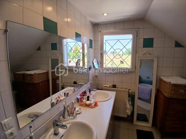 Découvrez un havre de bien etre avec cette belle maison sur vide sanitaire, édifiée sur un superbe terrain paysagé de 1258m2 clos, quartier tilleroyes.
Imaginez vous....dans cette maison qui vous propose: une entrée avec placard, une très belle pièce de vie de 65m2 avec une cuisine intégrée ouverte sur séjour-salon + cellier et ses deux accès sur terrasse (store électrique) et  un superbe jardin paysagé  + piscine chauffante 8x4 avec dome, une chambre parentale comprenant une salle d'eau, un wc +douche et  une salle d'eau + buanderie,  un très beau studio de 35m2 indépendant meublé comprenant une cuisine intégrée, une chambre parentale (salle d'eau), un placard, une buanderie, une véranda de 2020 d'une surface de 8m2 et un balcon sur jardin (première photo intérieur).
A l'étage, vous trouvez une grande mezzanine, trois chambres avec clim+ volets extérieurs motorisés, une salle de bains (baignoire) , 2 vasques.
Votre maison possède un chauffage en aérothermie+ clim réversible  basse consommation  de 2022 -8kw - air-air, panneaux solaires 2021, une toiture refaite en 2015 avec tuiles ardoisées auto-nettoyante, et une très bonne isolation sous toiture de 200+ sol, un  poele aux bois, une charpente traditionnelle, une grande cave,un portail d'accès motorisé, une alarme, une maison parfaitement entretenue!! honoraires inclus charge vendeur.
Vivez dans un cadre de vie calme, propice à la sérénité!!
Renseignements et rendez vous du lundi au samedi de 8h à 20h
