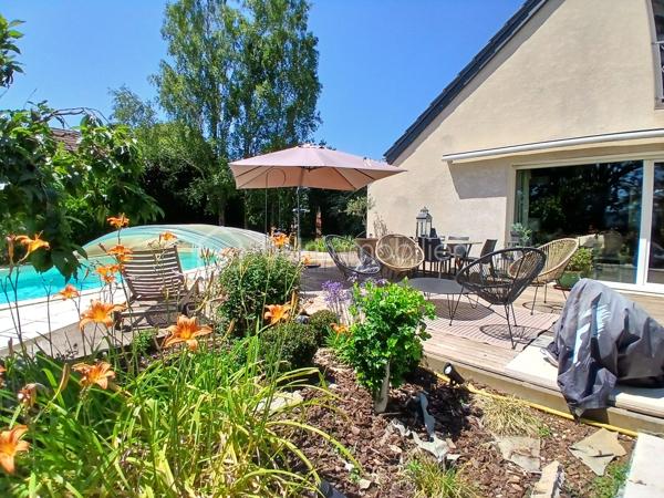 Découvrez un havre de bien etre avec cette belle maison sur vide sanitaire, édifiée sur un superbe terrain paysagé de 1258m2 clos, quartier tilleroyes.
Imaginez vous....dans cette maison qui vous propose: une entrée avec placard, une très belle pièce de vie de 65m2 avec une cuisine intégrée ouverte sur séjour-salon + cellier et ses deux accès sur terrasse (store électrique) et  un superbe jardin paysagé  + piscine chauffante 8x4 avec dome, une chambre parentale comprenant une salle d'eau, un wc +douche et  une salle d'eau + buanderie,  un très beau studio de 35m2 indépendant meublé comprenant une cuisine intégrée, une chambre parentale (salle d'eau), un placard, une buanderie, une véranda de 2020 d'une surface de 8m2 et un balcon sur jardin (première photo intérieur).
A l'étage, vous trouvez une grande mezzanine, trois chambres avec clim+ volets extérieurs motorisés, une salle de bains (baignoire) , 2 vasques.
Votre maison possède un chauffage en aérothermie+ clim réversible  basse consommation  de 2022 -8kw - air-air, panneaux solaires 2021, une toiture refaite en 2015 avec tuiles ardoisées auto-nettoyante, et une très bonne isolation sous toiture de 200+ sol, un  poele aux bois, une charpente traditionnelle, une grande cave,un portail d'accès motorisé, une alarme, une maison parfaitement entretenue!! honoraires inclus charge vendeur.
Vivez dans un cadre de vie calme, propice à la sérénité!!
Renseignements et rendez vous du lundi au samedi de 8h à 20h