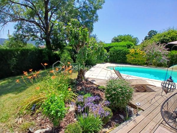Découvrez un havre de bien etre avec cette belle maison sur vide sanitaire, édifiée sur un superbe terrain paysagé de 1258m2 clos, quartier tilleroyes.
Imaginez vous....dans cette maison qui vous propose: une entrée avec placard, une très belle pièce de vie de 65m2 avec une cuisine intégrée ouverte sur séjour-salon + cellier et ses deux accès sur terrasse (store électrique) et  un superbe jardin paysagé  + piscine chauffante 8x4 avec dome, une chambre parentale comprenant une salle d'eau, un wc +douche et  une salle d'eau + buanderie,  un très beau studio de 35m2 indépendant meublé comprenant une cuisine intégrée, une chambre parentale (salle d'eau), un placard, une buanderie, une véranda de 2020 d'une surface de 8m2 et un balcon sur jardin (première photo intérieur).
A l'étage, vous trouvez une grande mezzanine, trois chambres avec clim+ volets extérieurs motorisés, une salle de bains (baignoire) , 2 vasques.
Votre maison possède un chauffage en aérothermie+ clim réversible  basse consommation  de 2022 -8kw - air-air, panneaux solaires 2021, une toiture refaite en 2015 avec tuiles ardoisées auto-nettoyante, et une très bonne isolation sous toiture de 200+ sol, un  poele aux bois, une charpente traditionnelle, une grande cave,un portail d'accès motorisé, une alarme, une maison parfaitement entretenue!! honoraires inclus charge vendeur.
Vivez dans un cadre de vie calme, propice à la sérénité!!
Renseignements et rendez vous du lundi au samedi de 8h à 20h