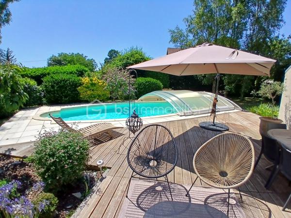 Découvrez un havre de bien etre avec cette belle maison sur vide sanitaire, édifiée sur un superbe terrain paysagé de 1258m2 clos, quartier tilleroyes.
Imaginez vous....dans cette maison qui vous propose: une entrée avec placard, une très belle pièce de vie de 65m2 avec une cuisine intégrée ouverte sur séjour-salon + cellier et ses deux accès sur terrasse (store électrique) et  un superbe jardin paysagé  + piscine chauffante 8x4 avec dome, une chambre parentale comprenant une salle d'eau, un wc +douche et  une salle d'eau + buanderie,  un très beau studio de 35m2 indépendant meublé comprenant une cuisine intégrée, une chambre parentale (salle d'eau), un placard, une buanderie, une véranda de 2020 d'une surface de 8m2 et un balcon sur jardin (première photo intérieur).
A l'étage, vous trouvez une grande mezzanine, trois chambres avec clim+ volets extérieurs motorisés, une salle de bains (baignoire) , 2 vasques.
Votre maison possède un chauffage en aérothermie+ clim réversible  basse consommation  de 2022 -8kw - air-air, panneaux solaires 2021, une toiture refaite en 2015 avec tuiles ardoisées auto-nettoyante, et une très bonne isolation sous toiture de 200+ sol, un  poele aux bois, une charpente traditionnelle, une grande cave,un portail d'accès motorisé, une alarme, une maison parfaitement entretenue!! honoraires inclus charge vendeur.
Vivez dans un cadre de vie calme, propice à la sérénité!!
Renseignements et rendez vous du lundi au samedi de 8h à 20h