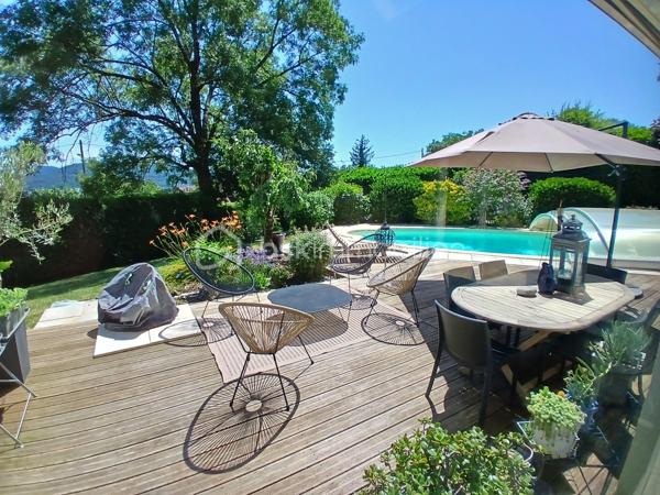 Découvrez un havre de bien etre avec cette belle maison sur vide sanitaire, édifiée sur un superbe terrain paysagé de 1258m2 clos, quartier tilleroyes.
Imaginez vous....dans cette maison qui vous propose: une entrée avec placard, une très belle pièce de vie de 65m2 avec une cuisine intégrée ouverte sur séjour-salon + cellier et ses deux accès sur terrasse (store électrique) et  un superbe jardin paysagé  + piscine chauffante 8x4 avec dome, une chambre parentale comprenant une salle d'eau, un wc +douche et  une salle d'eau + buanderie,  un très beau studio de 35m2 indépendant meublé comprenant une cuisine intégrée, une chambre parentale (salle d'eau), un placard, une buanderie, une véranda de 2020 d'une surface de 8m2 et un balcon sur jardin (première photo intérieur).
A l'étage, vous trouvez une grande mezzanine, trois chambres avec clim+ volets extérieurs motorisés, une salle de bains (baignoire) , 2 vasques.
Votre maison possède un chauffage en aérothermie+ clim réversible  basse consommation  de 2022 -8kw - air-air, panneaux solaires 2021, une toiture refaite en 2015 avec tuiles ardoisées auto-nettoyante, et une très bonne isolation sous toiture de 200+ sol, un  poele aux bois, une charpente traditionnelle, une grande cave,un portail d'accès motorisé, une alarme, une maison parfaitement entretenue!! honoraires inclus charge vendeur.
Vivez dans un cadre de vie calme, propice à la sérénité!!
Renseignements et rendez vous du lundi au samedi de 8h à 20h