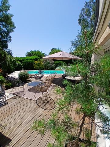 Découvrez un havre de bien etre avec cette belle maison sur vide sanitaire, édifiée sur un superbe terrain paysagé de 1258m2 clos, quartier tilleroyes.
Imaginez vous....dans cette maison qui vous propose: une entrée avec placard, une très belle pièce de vie de 65m2 avec une cuisine intégrée ouverte sur séjour-salon + cellier et ses deux accès sur terrasse (store électrique) et  un superbe jardin paysagé  + piscine chauffante 8x4 avec dome, une chambre parentale comprenant une salle d'eau, un wc +douche et  une salle d'eau + buanderie,  un très beau studio de 35m2 indépendant meublé comprenant une cuisine intégrée, une chambre parentale (salle d'eau), un placard, une buanderie, une véranda de 2020 d'une surface de 8m2 et un balcon sur jardin (première photo intérieur).
A l'étage, vous trouvez une grande mezzanine, trois chambres avec clim+ volets extérieurs motorisés, une salle de bains (baignoire) , 2 vasques.
Votre maison possède un chauffage en aérothermie+ clim réversible  basse consommation  de 2022 -8kw - air-air, panneaux solaires 2021, une toiture refaite en 2015 avec tuiles ardoisées auto-nettoyante, et une très bonne isolation sous toiture de 200+ sol, un  poele aux bois, une charpente traditionnelle, une grande cave,un portail d'accès motorisé, une alarme, une maison parfaitement entretenue!! honoraires inclus charge vendeur.
Vivez dans un cadre de vie calme, propice à la sérénité!!
Renseignements et rendez vous du lundi au samedi de 8h à 20h