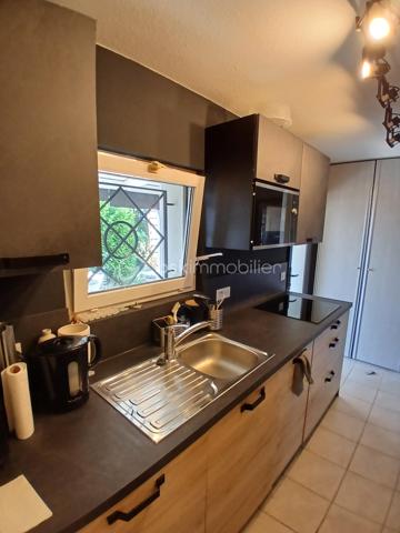Découvrez un havre de bien etre avec cette belle maison sur vide sanitaire, édifiée sur un superbe terrain paysagé de 1258m2 clos, quartier tilleroyes.
Imaginez vous....dans cette maison qui vous propose: une entrée avec placard, une très belle pièce de vie de 65m2 avec une cuisine intégrée ouverte sur séjour-salon + cellier et ses deux accès sur terrasse (store électrique) et  un superbe jardin paysagé  + piscine chauffante 8x4 avec dome, une chambre parentale comprenant une salle d'eau, un wc +douche et  une salle d'eau + buanderie,  un très beau studio de 35m2 indépendant meublé comprenant une cuisine intégrée, une chambre parentale (salle d'eau), un placard, une buanderie, une véranda de 2020 d'une surface de 8m2 et un balcon sur jardin (première photo intérieur).
A l'étage, vous trouvez une grande mezzanine, trois chambres avec clim+ volets extérieurs motorisés, une salle de bains (baignoire) , 2 vasques.
Votre maison possède un chauffage en aérothermie+ clim réversible  basse consommation  de 2022 -8kw - air-air, panneaux solaires 2021, une toiture refaite en 2015 avec tuiles ardoisées auto-nettoyante, et une très bonne isolation sous toiture de 200+ sol, un  poele aux bois, une charpente traditionnelle, une grande cave,un portail d'accès motorisé, une alarme, une maison parfaitement entretenue!! honoraires inclus charge vendeur.
Vivez dans un cadre de vie calme, propice à la sérénité!!
Renseignements et rendez vous du lundi au samedi de 8h à 20h
