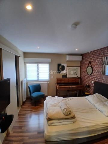 Découvrez un havre de bien etre avec cette belle maison sur vide sanitaire, édifiée sur un superbe terrain paysagé de 1258m2 clos, quartier tilleroyes.
Imaginez vous....dans cette maison qui vous propose: une entrée avec placard, une très belle pièce de vie de 65m2 avec une cuisine intégrée ouverte sur séjour-salon + cellier et ses deux accès sur terrasse (store électrique) et  un superbe jardin paysagé  + piscine chauffante 8x4 avec dome, une chambre parentale comprenant une salle d'eau, un wc +douche et  une salle d'eau + buanderie,  un très beau studio de 35m2 indépendant meublé comprenant une cuisine intégrée, une chambre parentale (salle d'eau), un placard, une buanderie, une véranda de 2020 d'une surface de 8m2 et un balcon sur jardin (première photo intérieur).
A l'étage, vous trouvez une grande mezzanine, trois chambres avec clim+ volets extérieurs motorisés, une salle de bains (baignoire) , 2 vasques.
Votre maison possède un chauffage en aérothermie+ clim réversible  basse consommation  de 2022 -8kw - air-air, panneaux solaires 2021, une toiture refaite en 2015 avec tuiles ardoisées auto-nettoyante, et une très bonne isolation sous toiture de 200+ sol, un  poele aux bois, une charpente traditionnelle, une grande cave,un portail d'accès motorisé, une alarme, une maison parfaitement entretenue!! honoraires inclus charge vendeur.
Vivez dans un cadre de vie calme, propice à la sérénité!!
Renseignements et rendez vous du lundi au samedi de 8h à 20h