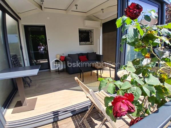 Découvrez un havre de bien etre avec cette belle maison sur vide sanitaire, édifiée sur un superbe terrain paysagé de 1258m2 clos, quartier tilleroyes.
Imaginez vous....dans cette maison qui vous propose: une entrée avec placard, une très belle pièce de vie de 65m2 avec une cuisine intégrée ouverte sur séjour-salon + cellier et ses deux accès sur terrasse (store électrique) et  un superbe jardin paysagé  + piscine chauffante 8x4 avec dome, une chambre parentale comprenant une salle d'eau, un wc +douche et  une salle d'eau + buanderie,  un très beau studio de 35m2 indépendant meublé comprenant une cuisine intégrée, une chambre parentale (salle d'eau), un placard, une buanderie, une véranda de 2020 d'une surface de 8m2 et un balcon sur jardin (première photo intérieur).
A l'étage, vous trouvez une grande mezzanine, trois chambres avec clim+ volets extérieurs motorisés, une salle de bains (baignoire) , 2 vasques.
Votre maison possède un chauffage en aérothermie+ clim réversible  basse consommation  de 2022 -8kw - air-air, panneaux solaires 2021, une toiture refaite en 2015 avec tuiles ardoisées auto-nettoyante, et une très bonne isolation sous toiture de 200+ sol, un  poele aux bois, une charpente traditionnelle, une grande cave,un portail d'accès motorisé, une alarme, une maison parfaitement entretenue!! honoraires inclus charge vendeur.
Vivez dans un cadre de vie calme, propice à la sérénité!!
Renseignements et rendez vous du lundi au samedi de 8h à 20h