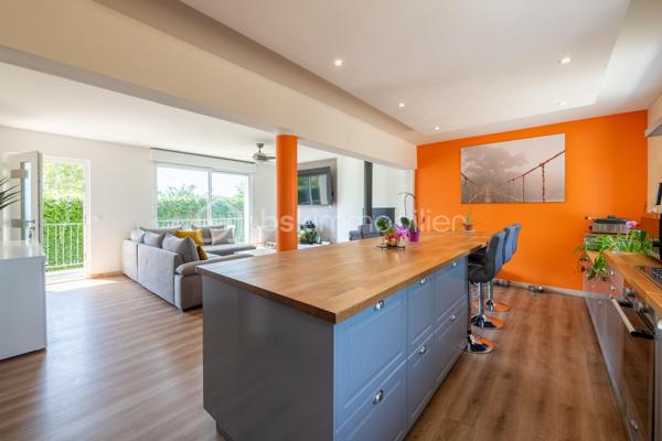 Venez découvrir cette très belle maison située sur la commune de Chéroy (89690).  Commune qui bénéficie des commodités principales (accessibles à pieds depuis la maison) : écoles, 2 supermarchés, une gendarmerie, la poste, boucherie, boulangerie, coiffeur, un restaurant, un garage auto, stations services. 

Votre futur chez vous est composé d’une vaste pièce à vivre de plus de 40m2 composée d’une cuisine entièrement équipée donnant sur la partie salon. Poêle à bois qui agrémente cet espace.  Un couloir dessert le coin nuit composé de 3 chambres.  

Sous-sol total compartimenté en plusieurs espaces : un bureau (ou chambre) mesurant 10,50m2, un garage de 30m2, une buanderie / chaufferie et du stockage. 

Coté jardin : parcelle entièrement close de plus d’un hectare sans vis-à-vis, composée de ses différents arbres fruitiers mais aussi de son espace pool-house : avec piscine hors-sol, cuisine d’été (eau + électricité) et un espace abrité de 23m2 pour profiter avec vos proches, le tout sur une très grande terrasse en pierre. Un autre garage de plus de 30m2, un bûcher, un box à cheval, box à chien et deux places de stationnement pour véhicule. 

Les autres + : 
- Assainissement individuel conforme 
- Aucune anomalie électrique 
- Très bon DPE 
- Luminosité naturelle importante 
- Pompe à chaleur air / eau 
- Fibre optique 

Au delà des mots, le coup de coeur ne se raconte pas, il se vit !