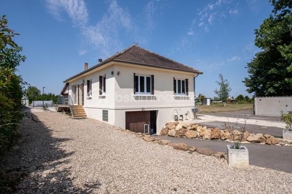 Venez découvrir cette très belle maison située sur la commune de Chéroy (89690).  Commune qui bénéficie des commodités principales (accessibles à pieds depuis la maison) : écoles, 2 supermarchés, une gendarmerie, la poste, boucherie, boulangerie, coiffeur, un restaurant, un garage auto, stations services. 

Votre futur chez vous est composé d’une vaste pièce à vivre de plus de 40m2 composée d’une cuisine entièrement équipée donnant sur la partie salon. Poêle à bois qui agrémente cet espace.  Un couloir dessert le coin nuit composé de 3 chambres.  

Sous-sol total compartimenté en plusieurs espaces : un bureau (ou chambre) mesurant 10,50m2, un garage de 30m2, une buanderie / chaufferie et du stockage. 

Coté jardin : parcelle entièrement close de plus d’un hectare sans vis-à-vis, composée de ses différents arbres fruitiers mais aussi de son espace pool-house : avec piscine hors-sol, cuisine d’été (eau + électricité) et un espace abrité de 23m2 pour profiter avec vos proches, le tout sur une très grande terrasse en pierre. Un autre garage de plus de 30m2, un bûcher, un box à cheval, box à chien et deux places de stationnement pour véhicule. 

Les autres + : 
- Assainissement individuel conforme 
- Aucune anomalie électrique 
- Très bon DPE 
- Luminosité naturelle importante 
- Pompe à chaleur air / eau 
- Fibre optique 

Au delà des mots, le coup de coeur ne se raconte pas, il se vit !