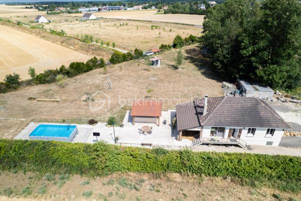 Venez découvrir cette très belle maison située sur la commune de Chéroy (89690).  Commune qui bénéficie des commodités principales (accessibles à pieds depuis la maison) : écoles, 2 supermarchés, une gendarmerie, la poste, boucherie, boulangerie, coiffeur, un restaurant, un garage auto, stations services. 

Votre futur chez vous est composé d’une vaste pièce à vivre de plus de 40m2 composée d’une cuisine entièrement équipée donnant sur la partie salon. Poêle à bois qui agrémente cet espace.  Un couloir dessert le coin nuit composé de 3 chambres.  

Sous-sol total compartimenté en plusieurs espaces : un bureau (ou chambre) mesurant 10,50m2, un garage de 30m2, une buanderie / chaufferie et du stockage. 

Coté jardin : parcelle entièrement close de plus d’un hectare sans vis-à-vis, composée de ses différents arbres fruitiers mais aussi de son espace pool-house : avec piscine hors-sol, cuisine d’été (eau + électricité) et un espace abrité de 23m2 pour profiter avec vos proches, le tout sur une très grande terrasse en pierre. Un autre garage de plus de 30m2, un bûcher, un box à cheval, box à chien et deux places de stationnement pour véhicule. 

Les autres + : 
- Assainissement individuel conforme 
- Aucune anomalie électrique 
- Très bon DPE 
- Luminosité naturelle importante 
- Pompe à chaleur air / eau 
- Fibre optique 

Au delà des mots, le coup de coeur ne se raconte pas, il se vit !