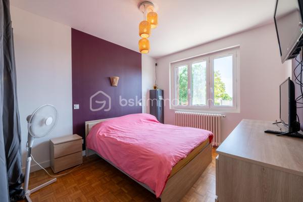 Venez découvrir cette très belle maison située sur la commune de Chéroy (89690).  Commune qui bénéficie des commodités principales (accessibles à pieds depuis la maison) : écoles, 2 supermarchés, une gendarmerie, la poste, boucherie, boulangerie, coiffeur, un restaurant, un garage auto, stations services. 

Votre futur chez vous est composé d’une vaste pièce à vivre de plus de 40m2 composée d’une cuisine entièrement équipée donnant sur la partie salon. Poêle à bois qui agrémente cet espace.  Un couloir dessert le coin nuit composé de 3 chambres.  

Sous-sol total compartimenté en plusieurs espaces : un bureau (ou chambre) mesurant 10,50m2, un garage de 30m2, une buanderie / chaufferie et du stockage. 

Coté jardin : parcelle entièrement close de plus d’un hectare sans vis-à-vis, composée de ses différents arbres fruitiers mais aussi de son espace pool-house : avec piscine hors-sol, cuisine d’été (eau + électricité) et un espace abrité de 23m2 pour profiter avec vos proches, le tout sur une très grande terrasse en pierre. Un autre garage de plus de 30m2, un bûcher, un box à cheval, box à chien et deux places de stationnement pour véhicule. 

Les autres + : 
- Assainissement individuel conforme 
- Aucune anomalie électrique 
- Très bon DPE 
- Luminosité naturelle importante 
- Pompe à chaleur air / eau 
- Fibre optique 

Au delà des mots, le coup de coeur ne se raconte pas, il se vit !