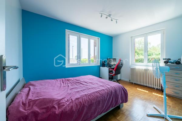 Venez découvrir cette très belle maison située sur la commune de Chéroy (89690).  Commune qui bénéficie des commodités principales (accessibles à pieds depuis la maison) : écoles, 2 supermarchés, une gendarmerie, la poste, boucherie, boulangerie, coiffeur, un restaurant, un garage auto, stations services. 

Votre futur chez vous est composé d’une vaste pièce à vivre de plus de 40m2 composée d’une cuisine entièrement équipée donnant sur la partie salon. Poêle à bois qui agrémente cet espace.  Un couloir dessert le coin nuit composé de 3 chambres.  

Sous-sol total compartimenté en plusieurs espaces : un bureau (ou chambre) mesurant 10,50m2, un garage de 30m2, une buanderie / chaufferie et du stockage. 

Coté jardin : parcelle entièrement close de plus d’un hectare sans vis-à-vis, composée de ses différents arbres fruitiers mais aussi de son espace pool-house : avec piscine hors-sol, cuisine d’été (eau + électricité) et un espace abrité de 23m2 pour profiter avec vos proches, le tout sur une très grande terrasse en pierre. Un autre garage de plus de 30m2, un bûcher, un box à cheval, box à chien et deux places de stationnement pour véhicule. 

Les autres + : 
- Assainissement individuel conforme 
- Aucune anomalie électrique 
- Très bon DPE 
- Luminosité naturelle importante 
- Pompe à chaleur air / eau 
- Fibre optique 

Au delà des mots, le coup de coeur ne se raconte pas, il se vit !