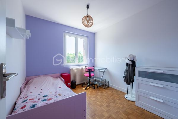 Venez découvrir cette très belle maison située sur la commune de Chéroy (89690).  Commune qui bénéficie des commodités principales (accessibles à pieds depuis la maison) : écoles, 2 supermarchés, une gendarmerie, la poste, boucherie, boulangerie, coiffeur, un restaurant, un garage auto, stations services. 

Votre futur chez vous est composé d’une vaste pièce à vivre de plus de 40m2 composée d’une cuisine entièrement équipée donnant sur la partie salon. Poêle à bois qui agrémente cet espace.  Un couloir dessert le coin nuit composé de 3 chambres.  

Sous-sol total compartimenté en plusieurs espaces : un bureau (ou chambre) mesurant 10,50m2, un garage de 30m2, une buanderie / chaufferie et du stockage. 

Coté jardin : parcelle entièrement close de plus d’un hectare sans vis-à-vis, composée de ses différents arbres fruitiers mais aussi de son espace pool-house : avec piscine hors-sol, cuisine d’été (eau + électricité) et un espace abrité de 23m2 pour profiter avec vos proches, le tout sur une très grande terrasse en pierre. Un autre garage de plus de 30m2, un bûcher, un box à cheval, box à chien et deux places de stationnement pour véhicule. 

Les autres + : 
- Assainissement individuel conforme 
- Aucune anomalie électrique 
- Très bon DPE 
- Luminosité naturelle importante 
- Pompe à chaleur air / eau 
- Fibre optique 

Au delà des mots, le coup de coeur ne se raconte pas, il se vit !
