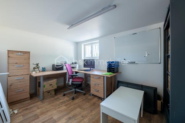 Venez découvrir cette très belle maison située sur la commune de Chéroy (89690).  Commune qui bénéficie des commodités principales (accessibles à pieds depuis la maison) : écoles, 2 supermarchés, une gendarmerie, la poste, boucherie, boulangerie, coiffeur, un restaurant, un garage auto, stations services. 

Votre futur chez vous est composé d’une vaste pièce à vivre de plus de 40m2 composée d’une cuisine entièrement équipée donnant sur la partie salon. Poêle à bois qui agrémente cet espace.  Un couloir dessert le coin nuit composé de 3 chambres.  

Sous-sol total compartimenté en plusieurs espaces : un bureau (ou chambre) mesurant 10,50m2, un garage de 30m2, une buanderie / chaufferie et du stockage. 

Coté jardin : parcelle entièrement close de plus d’un hectare sans vis-à-vis, composée de ses différents arbres fruitiers mais aussi de son espace pool-house : avec piscine hors-sol, cuisine d’été (eau + électricité) et un espace abrité de 23m2 pour profiter avec vos proches, le tout sur une très grande terrasse en pierre. Un autre garage de plus de 30m2, un bûcher, un box à cheval, box à chien et deux places de stationnement pour véhicule. 

Les autres + : 
- Assainissement individuel conforme 
- Aucune anomalie électrique 
- Très bon DPE 
- Luminosité naturelle importante 
- Pompe à chaleur air / eau 
- Fibre optique 

Au delà des mots, le coup de coeur ne se raconte pas, il se vit !