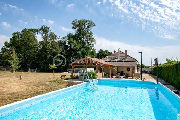 Venez découvrir cette très belle maison située sur la commune de Chéroy (89690).  Commune qui bénéficie des commodités principales (accessibles à pieds depuis la maison) : écoles, 2 supermarchés, une gendarmerie, la poste, boucherie, boulangerie, coiffeur, un restaurant, un garage auto, stations services. 

Votre futur chez vous est composé d’une vaste pièce à vivre de plus de 40m2 composée d’une cuisine entièrement équipée donnant sur la partie salon. Poêle à bois qui agrémente cet espace.  Un couloir dessert le coin nuit composé de 3 chambres.  

Sous-sol total compartimenté en plusieurs espaces : un bureau (ou chambre) mesurant 10,50m2, un garage de 30m2, une buanderie / chaufferie et du stockage. 

Coté jardin : parcelle entièrement close de plus d’un hectare sans vis-à-vis, composée de ses différents arbres fruitiers mais aussi de son espace pool-house : avec piscine hors-sol, cuisine d’été (eau + électricité) et un espace abrité de 23m2 pour profiter avec vos proches, le tout sur une très grande terrasse en pierre. Un autre garage de plus de 30m2, un bûcher, un box à cheval, box à chien et deux places de stationnement pour véhicule. 

Les autres + : 
- Assainissement individuel conforme 
- Aucune anomalie électrique 
- Très bon DPE 
- Luminosité naturelle importante 
- Pompe à chaleur air / eau 
- Fibre optique 

Au delà des mots, le coup de coeur ne se raconte pas, il se vit !