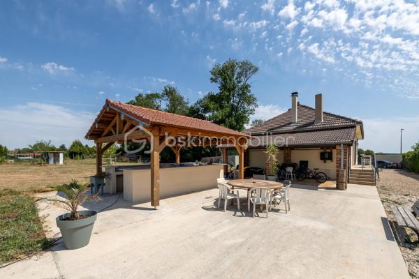 Venez découvrir cette très belle maison située sur la commune de Chéroy (89690).  Commune qui bénéficie des commodités principales (accessibles à pieds depuis la maison) : écoles, 2 supermarchés, une gendarmerie, la poste, boucherie, boulangerie, coiffeur, un restaurant, un garage auto, stations services. 

Votre futur chez vous est composé d’une vaste pièce à vivre de plus de 40m2 composée d’une cuisine entièrement équipée donnant sur la partie salon. Poêle à bois qui agrémente cet espace.  Un couloir dessert le coin nuit composé de 3 chambres.  

Sous-sol total compartimenté en plusieurs espaces : un bureau (ou chambre) mesurant 10,50m2, un garage de 30m2, une buanderie / chaufferie et du stockage. 

Coté jardin : parcelle entièrement close de plus d’un hectare sans vis-à-vis, composée de ses différents arbres fruitiers mais aussi de son espace pool-house : avec piscine hors-sol, cuisine d’été (eau + électricité) et un espace abrité de 23m2 pour profiter avec vos proches, le tout sur une très grande terrasse en pierre. Un autre garage de plus de 30m2, un bûcher, un box à cheval, box à chien et deux places de stationnement pour véhicule. 

Les autres + : 
- Assainissement individuel conforme 
- Aucune anomalie électrique 
- Très bon DPE 
- Luminosité naturelle importante 
- Pompe à chaleur air / eau 
- Fibre optique 

Au delà des mots, le coup de coeur ne se raconte pas, il se vit !