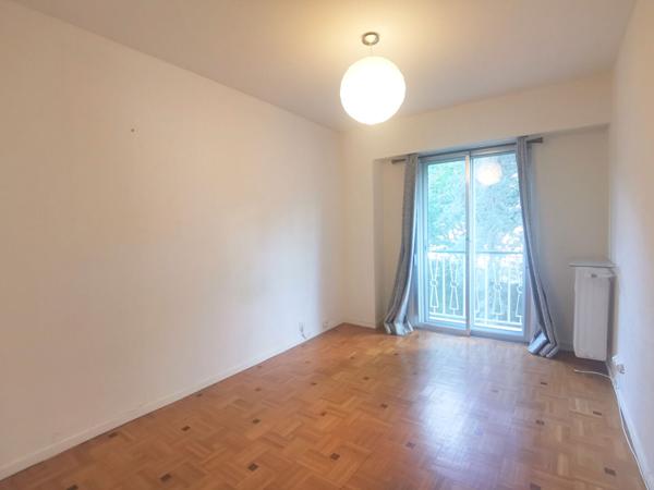 CIMIEZ : APPARTEMENT 3 PIECES AVEC POSSIBILITE STATIONNEMENT