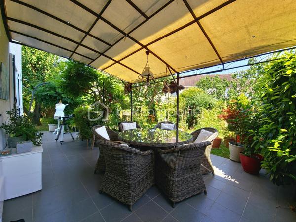 Dans l'un des secteurs les plus prisés de Villepinte ,la Haie Bertrand, au calme d'une impasse, découvrez cette magnifique maison familiale mitoyenne d'un côté  , parfaitement entretenue, offrant des prestations de qualité, des volumes généreux et un cadre de vie privilégié.

Développant 153 m² habitables et environ 170 m² utiles, cette propriété séduit dès l'entrée par son agencement fonctionnel et ses finitions soignées.

L'entrée dessert un vaste espace de vie de près de 53 m², composé d'un salon-séjour chaleureux avec cheminée fonctionnelle et régulièrement entretenue, ainsi qu'une cuisine ouverte conviviale. Cet ensemble lumineux s'ouvre directement sur une agréable terrasse avec pergola et un jardin parfaitement entretenu, exposé sud-ouest, idéal pour profiter des belles journées en toute tranquillité.
Un toilette indépendant complète ce niveau.

Depuis la cuisine, vous accédez directement au garage attenanr avec espace buanderie et accès  au sous-sol aménagé, où se trouve une remarquable suite parentale comprenant un dressing, une salle de bains, une salle d'eau avec douche à l'italienne et un espace hammam, véritable invitation à la détente.

À l'étage, un palier dessert trois belles chambres avec dressing intégré ainsi qu'une grande salle de bains particulièrement lumineuse, équipée d'une baignoire, d'une douche et de toilettes.

Le dernier niveau accueille des combles aménagés offrant un bel espace polyvalent pouvant facilement être redistribué afin de créer deux chambres supplémentaires. La maison peut ainsi accueillir jusqu'à six chambres, idéale pour une grande famille, une activité de télétravail ou des besoins évolutifs.

Édifiée sur une parcelle de 333 m², cette propriété bénéficie également d'atouts rares sur le secteur :

Un garage attenant à la maison ;
Un second garage indépendant en fond de parcelle ;
Jusqu'à six véhicules pouvant être stationnés sur la propriété.

Les atouts de cette maison :
• Quartier très recherché de la Haie Bertrand
• Situation privilégiée en impasse
• 153 m² habitables / 170 m² utiles
• Pièce de vie de 53 m² avec cheminée
• Cuisine ouverte sur séjour
• Suite parentale avec dressing, hammam et douche à l'italienne
• 5 chambres existantes + potentiel 1 chambre supplémentaire
• Grande salle de bains familiale
• Terrasse avec pergola
• Jardin exposé sud-ouest
• Deux garages
• Jusqu'à 6 stationnements sur la parcelle
• Maison parfaitement entretenue, aucun travaux à prévoir

Une maison coup de cœur, alliant confort, charme, volumes et qualité d'entretien, dans un environnement résidentiel particulièrement recherché

Visite possible 7 jours sur 7 avec votre conseillère  sur RENDEZ