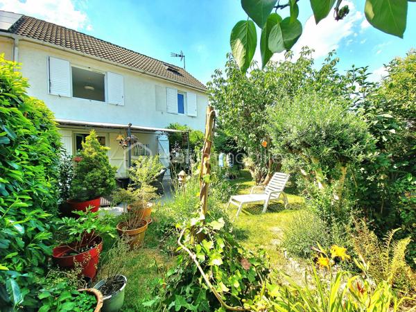 Dans l'un des secteurs les plus prisés de Villepinte ,la Haie Bertrand, au calme d'une impasse, découvrez cette magnifique maison familiale mitoyenne d'un côté  , parfaitement entretenue, offrant des prestations de qualité, des volumes généreux et un cadre de vie privilégié.

Développant 153 m² habitables et environ 170 m² utiles, cette propriété séduit dès l'entrée par son agencement fonctionnel et ses finitions soignées.

L'entrée dessert un vaste espace de vie de près de 53 m², composé d'un salon-séjour chaleureux avec cheminée fonctionnelle et régulièrement entretenue, ainsi qu'une cuisine ouverte conviviale. Cet ensemble lumineux s'ouvre directement sur une agréable terrasse avec pergola et un jardin parfaitement entretenu, exposé sud-ouest, idéal pour profiter des belles journées en toute tranquillité.
Un toilette indépendant complète ce niveau.

Depuis la cuisine, vous accédez directement au garage attenanr avec espace buanderie et accès  au sous-sol aménagé, où se trouve une remarquable suite parentale comprenant un dressing, une salle de bains, une salle d'eau avec douche à l'italienne et un espace hammam, véritable invitation à la détente.

À l'étage, un palier dessert trois belles chambres avec dressing intégré ainsi qu'une grande salle de bains particulièrement lumineuse, équipée d'une baignoire, d'une douche et de toilettes.

Le dernier niveau accueille des combles aménagés offrant un bel espace polyvalent pouvant facilement être redistribué afin de créer deux chambres supplémentaires. La maison peut ainsi accueillir jusqu'à six chambres, idéale pour une grande famille, une activité de télétravail ou des besoins évolutifs.

Édifiée sur une parcelle de 333 m², cette propriété bénéficie également d'atouts rares sur le secteur :

Un garage attenant à la maison ;
Un second garage indépendant en fond de parcelle ;
Jusqu'à six véhicules pouvant être stationnés sur la propriété.

Les atouts de cette maison :
• Quartier très recherché de la Haie Bertrand
• Situation privilégiée en impasse
• 153 m² habitables / 170 m² utiles
• Pièce de vie de 53 m² avec cheminée
• Cuisine ouverte sur séjour
• Suite parentale avec dressing, hammam et douche à l'italienne
• 5 chambres existantes + potentiel 1 chambre supplémentaire
• Grande salle de bains familiale
• Terrasse avec pergola
• Jardin exposé sud-ouest
• Deux garages
• Jusqu'à 6 stationnements sur la parcelle
• Maison parfaitement entretenue, aucun travaux à prévoir

Une maison coup de cœur, alliant confort, charme, volumes et qualité d'entretien, dans un environnement résidentiel particulièrement recherché

Visite possible 7 jours sur 7 avec votre conseillère  sur RENDEZ