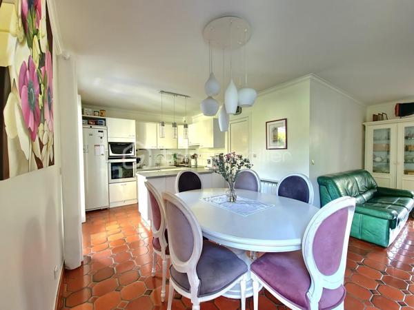 Dans l'un des secteurs les plus prisés de Villepinte ,la Haie Bertrand, au calme d'une impasse, découvrez cette magnifique maison familiale mitoyenne d'un côté  , parfaitement entretenue, offrant des prestations de qualité, des volumes généreux et un cadre de vie privilégié.

Développant 153 m² habitables et environ 170 m² utiles, cette propriété séduit dès l'entrée par son agencement fonctionnel et ses finitions soignées.

L'entrée dessert un vaste espace de vie de près de 53 m², composé d'un salon-séjour chaleureux avec cheminée fonctionnelle et régulièrement entretenue, ainsi qu'une cuisine ouverte conviviale. Cet ensemble lumineux s'ouvre directement sur une agréable terrasse avec pergola et un jardin parfaitement entretenu, exposé sud-ouest, idéal pour profiter des belles journées en toute tranquillité.
Un toilette indépendant complète ce niveau.

Depuis la cuisine, vous accédez directement au garage attenanr avec espace buanderie et accès  au sous-sol aménagé, où se trouve une remarquable suite parentale comprenant un dressing, une salle de bains, une salle d'eau avec douche à l'italienne et un espace hammam, véritable invitation à la détente.

À l'étage, un palier dessert trois belles chambres avec dressing intégré ainsi qu'une grande salle de bains particulièrement lumineuse, équipée d'une baignoire, d'une douche et de toilettes.

Le dernier niveau accueille des combles aménagés offrant un bel espace polyvalent pouvant facilement être redistribué afin de créer deux chambres supplémentaires. La maison peut ainsi accueillir jusqu'à six chambres, idéale pour une grande famille, une activité de télétravail ou des besoins évolutifs.

Édifiée sur une parcelle de 333 m², cette propriété bénéficie également d'atouts rares sur le secteur :

Un garage attenant à la maison ;
Un second garage indépendant en fond de parcelle ;
Jusqu'à six véhicules pouvant être stationnés sur la propriété.

Les atouts de cette maison :
• Quartier très recherché de la Haie Bertrand
• Situation privilégiée en impasse
• 153 m² habitables / 170 m² utiles
• Pièce de vie de 53 m² avec cheminée
• Cuisine ouverte sur séjour
• Suite parentale avec dressing, hammam et douche à l'italienne
• 5 chambres existantes + potentiel 1 chambre supplémentaire
• Grande salle de bains familiale
• Terrasse avec pergola
• Jardin exposé sud-ouest
• Deux garages
• Jusqu'à 6 stationnements sur la parcelle
• Maison parfaitement entretenue, aucun travaux à prévoir

Une maison coup de cœur, alliant confort, charme, volumes et qualité d'entretien, dans un environnement résidentiel particulièrement recherché

Visite possible 7 jours sur 7 avec votre conseillère  sur RENDEZ