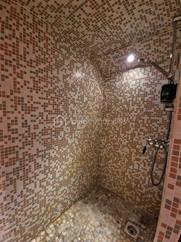 Dans l'un des secteurs les plus prisés de Villepinte ,la Haie Bertrand, au calme d'une impasse, découvrez cette magnifique maison familiale mitoyenne d'un côté  , parfaitement entretenue, offrant des prestations de qualité, des volumes généreux et un cadre de vie privilégié.

Développant 153 m² habitables et environ 170 m² utiles, cette propriété séduit dès l'entrée par son agencement fonctionnel et ses finitions soignées.

L'entrée dessert un vaste espace de vie de près de 53 m², composé d'un salon-séjour chaleureux avec cheminée fonctionnelle et régulièrement entretenue, ainsi qu'une cuisine ouverte conviviale. Cet ensemble lumineux s'ouvre directement sur une agréable terrasse avec pergola et un jardin parfaitement entretenu, exposé sud-ouest, idéal pour profiter des belles journées en toute tranquillité.
Un toilette indépendant complète ce niveau.

Depuis la cuisine, vous accédez directement au garage attenanr avec espace buanderie et accès  au sous-sol aménagé, où se trouve une remarquable suite parentale comprenant un dressing, une salle de bains, une salle d'eau avec douche à l'italienne et un espace hammam, véritable invitation à la détente.

À l'étage, un palier dessert trois belles chambres avec dressing intégré ainsi qu'une grande salle de bains particulièrement lumineuse, équipée d'une baignoire, d'une douche et de toilettes.

Le dernier niveau accueille des combles aménagés offrant un bel espace polyvalent pouvant facilement être redistribué afin de créer deux chambres supplémentaires. La maison peut ainsi accueillir jusqu'à six chambres, idéale pour une grande famille, une activité de télétravail ou des besoins évolutifs.

Édifiée sur une parcelle de 333 m², cette propriété bénéficie également d'atouts rares sur le secteur :

Un garage attenant à la maison ;
Un second garage indépendant en fond de parcelle ;
Jusqu'à six véhicules pouvant être stationnés sur la propriété.

Les atouts de cette maison :
• Quartier très recherché de la Haie Bertrand
• Situation privilégiée en impasse
• 153 m² habitables / 170 m² utiles
• Pièce de vie de 53 m² avec cheminée
• Cuisine ouverte sur séjour
• Suite parentale avec dressing, hammam et douche à l'italienne
• 5 chambres existantes + potentiel 1 chambre supplémentaire
• Grande salle de bains familiale
• Terrasse avec pergola
• Jardin exposé sud-ouest
• Deux garages
• Jusqu'à 6 stationnements sur la parcelle
• Maison parfaitement entretenue, aucun travaux à prévoir

Une maison coup de cœur, alliant confort, charme, volumes et qualité d'entretien, dans un environnement résidentiel particulièrement recherché

Visite possible 7 jours sur 7 avec votre conseillère  sur RENDEZ