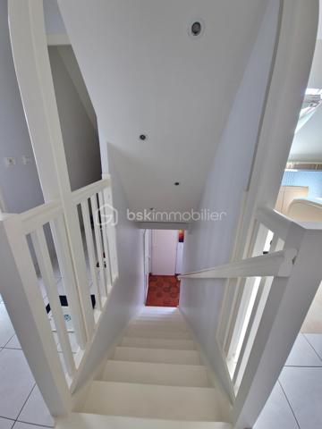 Dans l'un des secteurs les plus prisés de Villepinte ,la Haie Bertrand, au calme d'une impasse, découvrez cette magnifique maison familiale mitoyenne d'un côté  , parfaitement entretenue, offrant des prestations de qualité, des volumes généreux et un cadre de vie privilégié.

Développant 153 m² habitables et environ 170 m² utiles, cette propriété séduit dès l'entrée par son agencement fonctionnel et ses finitions soignées.

L'entrée dessert un vaste espace de vie de près de 53 m², composé d'un salon-séjour chaleureux avec cheminée fonctionnelle et régulièrement entretenue, ainsi qu'une cuisine ouverte conviviale. Cet ensemble lumineux s'ouvre directement sur une agréable terrasse avec pergola et un jardin parfaitement entretenu, exposé sud-ouest, idéal pour profiter des belles journées en toute tranquillité.
Un toilette indépendant complète ce niveau.

Depuis la cuisine, vous accédez directement au garage attenanr avec espace buanderie et accès  au sous-sol aménagé, où se trouve une remarquable suite parentale comprenant un dressing, une salle de bains, une salle d'eau avec douche à l'italienne et un espace hammam, véritable invitation à la détente.

À l'étage, un palier dessert trois belles chambres avec dressing intégré ainsi qu'une grande salle de bains particulièrement lumineuse, équipée d'une baignoire, d'une douche et de toilettes.

Le dernier niveau accueille des combles aménagés offrant un bel espace polyvalent pouvant facilement être redistribué afin de créer deux chambres supplémentaires. La maison peut ainsi accueillir jusqu'à six chambres, idéale pour une grande famille, une activité de télétravail ou des besoins évolutifs.

Édifiée sur une parcelle de 333 m², cette propriété bénéficie également d'atouts rares sur le secteur :

Un garage attenant à la maison ;
Un second garage indépendant en fond de parcelle ;
Jusqu'à six véhicules pouvant être stationnés sur la propriété.

Les atouts de cette maison :
• Quartier très recherché de la Haie Bertrand
• Situation privilégiée en impasse
• 153 m² habitables / 170 m² utiles
• Pièce de vie de 53 m² avec cheminée
• Cuisine ouverte sur séjour
• Suite parentale avec dressing, hammam et douche à l'italienne
• 5 chambres existantes + potentiel 1 chambre supplémentaire
• Grande salle de bains familiale
• Terrasse avec pergola
• Jardin exposé sud-ouest
• Deux garages
• Jusqu'à 6 stationnements sur la parcelle
• Maison parfaitement entretenue, aucun travaux à prévoir

Une maison coup de cœur, alliant confort, charme, volumes et qualité d'entretien, dans un environnement résidentiel particulièrement recherché

Visite possible 7 jours sur 7 avec votre conseillère  sur RENDEZ