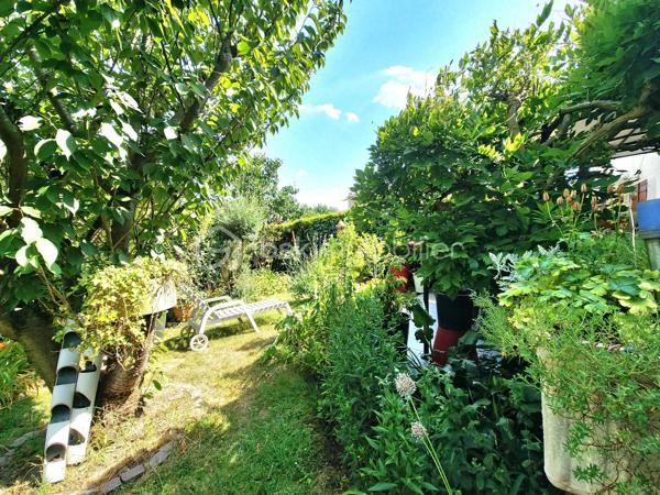 Dans l'un des secteurs les plus prisés de Villepinte ,la Haie Bertrand, au calme d'une impasse, découvrez cette magnifique maison familiale mitoyenne d'un côté  , parfaitement entretenue, offrant des prestations de qualité, des volumes généreux et un cadre de vie privilégié.

Développant 153 m² habitables et environ 170 m² utiles, cette propriété séduit dès l'entrée par son agencement fonctionnel et ses finitions soignées.

L'entrée dessert un vaste espace de vie de près de 53 m², composé d'un salon-séjour chaleureux avec cheminée fonctionnelle et régulièrement entretenue, ainsi qu'une cuisine ouverte conviviale. Cet ensemble lumineux s'ouvre directement sur une agréable terrasse avec pergola et un jardin parfaitement entretenu, exposé sud-ouest, idéal pour profiter des belles journées en toute tranquillité.
Un toilette indépendant complète ce niveau.

Depuis la cuisine, vous accédez directement au garage attenanr avec espace buanderie et accès  au sous-sol aménagé, où se trouve une remarquable suite parentale comprenant un dressing, une salle de bains, une salle d'eau avec douche à l'italienne et un espace hammam, véritable invitation à la détente.

À l'étage, un palier dessert trois belles chambres avec dressing intégré ainsi qu'une grande salle de bains particulièrement lumineuse, équipée d'une baignoire, d'une douche et de toilettes.

Le dernier niveau accueille des combles aménagés offrant un bel espace polyvalent pouvant facilement être redistribué afin de créer deux chambres supplémentaires. La maison peut ainsi accueillir jusqu'à six chambres, idéale pour une grande famille, une activité de télétravail ou des besoins évolutifs.

Édifiée sur une parcelle de 333 m², cette propriété bénéficie également d'atouts rares sur le secteur :

Un garage attenant à la maison ;
Un second garage indépendant en fond de parcelle ;
Jusqu'à six véhicules pouvant être stationnés sur la propriété.

Les atouts de cette maison :
• Quartier très recherché de la Haie Bertrand
• Situation privilégiée en impasse
• 153 m² habitables / 170 m² utiles
• Pièce de vie de 53 m² avec cheminée
• Cuisine ouverte sur séjour
• Suite parentale avec dressing, hammam et douche à l'italienne
• 5 chambres existantes + potentiel 1 chambre supplémentaire
• Grande salle de bains familiale
• Terrasse avec pergola
• Jardin exposé sud-ouest
• Deux garages
• Jusqu'à 6 stationnements sur la parcelle
• Maison parfaitement entretenue, aucun travaux à prévoir

Une maison coup de cœur, alliant confort, charme, volumes et qualité d'entretien, dans un environnement résidentiel particulièrement recherché

Visite possible 7 jours sur 7 avec votre conseillère  sur RENDEZ