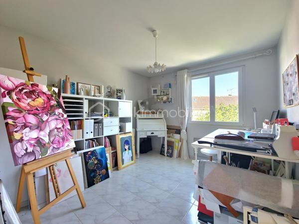 Dans l'un des secteurs les plus prisés de Villepinte ,la Haie Bertrand, au calme d'une impasse, découvrez cette magnifique maison familiale mitoyenne d'un côté  , parfaitement entretenue, offrant des prestations de qualité, des volumes généreux et un cadre de vie privilégié.

Développant 153 m² habitables et environ 170 m² utiles, cette propriété séduit dès l'entrée par son agencement fonctionnel et ses finitions soignées.

L'entrée dessert un vaste espace de vie de près de 53 m², composé d'un salon-séjour chaleureux avec cheminée fonctionnelle et régulièrement entretenue, ainsi qu'une cuisine ouverte conviviale. Cet ensemble lumineux s'ouvre directement sur une agréable terrasse avec pergola et un jardin parfaitement entretenu, exposé sud-ouest, idéal pour profiter des belles journées en toute tranquillité.
Un toilette indépendant complète ce niveau.

Depuis la cuisine, vous accédez directement au garage attenanr avec espace buanderie et accès  au sous-sol aménagé, où se trouve une remarquable suite parentale comprenant un dressing, une salle de bains, une salle d'eau avec douche à l'italienne et un espace hammam, véritable invitation à la détente.

À l'étage, un palier dessert trois belles chambres avec dressing intégré ainsi qu'une grande salle de bains particulièrement lumineuse, équipée d'une baignoire, d'une douche et de toilettes.

Le dernier niveau accueille des combles aménagés offrant un bel espace polyvalent pouvant facilement être redistribué afin de créer deux chambres supplémentaires. La maison peut ainsi accueillir jusqu'à six chambres, idéale pour une grande famille, une activité de télétravail ou des besoins évolutifs.

Édifiée sur une parcelle de 333 m², cette propriété bénéficie également d'atouts rares sur le secteur :

Un garage attenant à la maison ;
Un second garage indépendant en fond de parcelle ;
Jusqu'à six véhicules pouvant être stationnés sur la propriété.

Les atouts de cette maison :
• Quartier très recherché de la Haie Bertrand
• Situation privilégiée en impasse
• 153 m² habitables / 170 m² utiles
• Pièce de vie de 53 m² avec cheminée
• Cuisine ouverte sur séjour
• Suite parentale avec dressing, hammam et douche à l'italienne
• 5 chambres existantes + potentiel 1 chambre supplémentaire
• Grande salle de bains familiale
• Terrasse avec pergola
• Jardin exposé sud-ouest
• Deux garages
• Jusqu'à 6 stationnements sur la parcelle
• Maison parfaitement entretenue, aucun travaux à prévoir

Une maison coup de cœur, alliant confort, charme, volumes et qualité d'entretien, dans un environnement résidentiel particulièrement recherché

Visite possible 7 jours sur 7 avec votre conseillère  sur RENDEZ