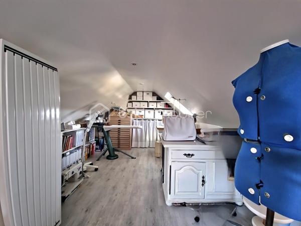 Dans l'un des secteurs les plus prisés de Villepinte ,la Haie Bertrand, au calme d'une impasse, découvrez cette magnifique maison familiale mitoyenne d'un côté  , parfaitement entretenue, offrant des prestations de qualité, des volumes généreux et un cadre de vie privilégié.

Développant 153 m² habitables et environ 170 m² utiles, cette propriété séduit dès l'entrée par son agencement fonctionnel et ses finitions soignées.

L'entrée dessert un vaste espace de vie de près de 53 m², composé d'un salon-séjour chaleureux avec cheminée fonctionnelle et régulièrement entretenue, ainsi qu'une cuisine ouverte conviviale. Cet ensemble lumineux s'ouvre directement sur une agréable terrasse avec pergola et un jardin parfaitement entretenu, exposé sud-ouest, idéal pour profiter des belles journées en toute tranquillité.
Un toilette indépendant complète ce niveau.

Depuis la cuisine, vous accédez directement au garage attenanr avec espace buanderie et accès  au sous-sol aménagé, où se trouve une remarquable suite parentale comprenant un dressing, une salle de bains, une salle d'eau avec douche à l'italienne et un espace hammam, véritable invitation à la détente.

À l'étage, un palier dessert trois belles chambres avec dressing intégré ainsi qu'une grande salle de bains particulièrement lumineuse, équipée d'une baignoire, d'une douche et de toilettes.

Le dernier niveau accueille des combles aménagés offrant un bel espace polyvalent pouvant facilement être redistribué afin de créer deux chambres supplémentaires. La maison peut ainsi accueillir jusqu'à six chambres, idéale pour une grande famille, une activité de télétravail ou des besoins évolutifs.

Édifiée sur une parcelle de 333 m², cette propriété bénéficie également d'atouts rares sur le secteur :

Un garage attenant à la maison ;
Un second garage indépendant en fond de parcelle ;
Jusqu'à six véhicules pouvant être stationnés sur la propriété.

Les atouts de cette maison :
• Quartier très recherché de la Haie Bertrand
• Situation privilégiée en impasse
• 153 m² habitables / 170 m² utiles
• Pièce de vie de 53 m² avec cheminée
• Cuisine ouverte sur séjour
• Suite parentale avec dressing, hammam et douche à l'italienne
• 5 chambres existantes + potentiel 1 chambre supplémentaire
• Grande salle de bains familiale
• Terrasse avec pergola
• Jardin exposé sud-ouest
• Deux garages
• Jusqu'à 6 stationnements sur la parcelle
• Maison parfaitement entretenue, aucun travaux à prévoir

Une maison coup de cœur, alliant confort, charme, volumes et qualité d'entretien, dans un environnement résidentiel particulièrement recherché

Visite possible 7 jours sur 7 avec votre conseillère  sur RENDEZ