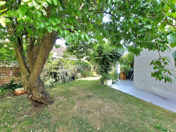 Dans l'un des secteurs les plus prisés de Villepinte ,la Haie Bertrand, au calme d'une impasse, découvrez cette magnifique maison familiale mitoyenne d'un côté  , parfaitement entretenue, offrant des prestations de qualité, des volumes généreux et un cadre de vie privilégié.

Développant 153 m² habitables et environ 170 m² utiles, cette propriété séduit dès l'entrée par son agencement fonctionnel et ses finitions soignées.

L'entrée dessert un vaste espace de vie de près de 53 m², composé d'un salon-séjour chaleureux avec cheminée fonctionnelle et régulièrement entretenue, ainsi qu'une cuisine ouverte conviviale. Cet ensemble lumineux s'ouvre directement sur une agréable terrasse avec pergola et un jardin parfaitement entretenu, exposé sud-ouest, idéal pour profiter des belles journées en toute tranquillité.
Un toilette indépendant complète ce niveau.

Depuis la cuisine, vous accédez directement au garage attenanr avec espace buanderie et accès  au sous-sol aménagé, où se trouve une remarquable suite parentale comprenant un dressing, une salle de bains, une salle d'eau avec douche à l'italienne et un espace hammam, véritable invitation à la détente.

À l'étage, un palier dessert trois belles chambres avec dressing intégré ainsi qu'une grande salle de bains particulièrement lumineuse, équipée d'une baignoire, d'une douche et de toilettes.

Le dernier niveau accueille des combles aménagés offrant un bel espace polyvalent pouvant facilement être redistribué afin de créer deux chambres supplémentaires. La maison peut ainsi accueillir jusqu'à six chambres, idéale pour une grande famille, une activité de télétravail ou des besoins évolutifs.

Édifiée sur une parcelle de 333 m², cette propriété bénéficie également d'atouts rares sur le secteur :

Un garage attenant à la maison ;
Un second garage indépendant en fond de parcelle ;
Jusqu'à six véhicules pouvant être stationnés sur la propriété.

Les atouts de cette maison :
• Quartier très recherché de la Haie Bertrand
• Situation privilégiée en impasse
• 153 m² habitables / 170 m² utiles
• Pièce de vie de 53 m² avec cheminée
• Cuisine ouverte sur séjour
• Suite parentale avec dressing, hammam et douche à l'italienne
• 5 chambres existantes + potentiel 1 chambre supplémentaire
• Grande salle de bains familiale
• Terrasse avec pergola
• Jardin exposé sud-ouest
• Deux garages
• Jusqu'à 6 stationnements sur la parcelle
• Maison parfaitement entretenue, aucun travaux à prévoir

Une maison coup de cœur, alliant confort, charme, volumes et qualité d'entretien, dans un environnement résidentiel particulièrement recherché

Visite possible 7 jours sur 7 avec votre conseillère  sur RENDEZ