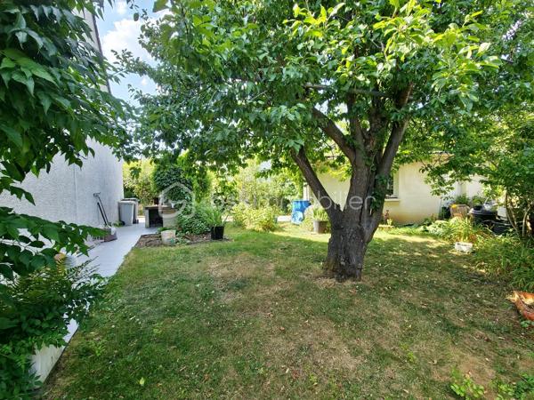 Dans l'un des secteurs les plus prisés de Villepinte ,la Haie Bertrand, au calme d'une impasse, découvrez cette magnifique maison familiale mitoyenne d'un côté  , parfaitement entretenue, offrant des prestations de qualité, des volumes généreux et un cadre de vie privilégié.

Développant 153 m² habitables et environ 170 m² utiles, cette propriété séduit dès l'entrée par son agencement fonctionnel et ses finitions soignées.

L'entrée dessert un vaste espace de vie de près de 53 m², composé d'un salon-séjour chaleureux avec cheminée fonctionnelle et régulièrement entretenue, ainsi qu'une cuisine ouverte conviviale. Cet ensemble lumineux s'ouvre directement sur une agréable terrasse avec pergola et un jardin parfaitement entretenu, exposé sud-ouest, idéal pour profiter des belles journées en toute tranquillité.
Un toilette indépendant complète ce niveau.

Depuis la cuisine, vous accédez directement au garage attenanr avec espace buanderie et accès  au sous-sol aménagé, où se trouve une remarquable suite parentale comprenant un dressing, une salle de bains, une salle d'eau avec douche à l'italienne et un espace hammam, véritable invitation à la détente.

À l'étage, un palier dessert trois belles chambres avec dressing intégré ainsi qu'une grande salle de bains particulièrement lumineuse, équipée d'une baignoire, d'une douche et de toilettes.

Le dernier niveau accueille des combles aménagés offrant un bel espace polyvalent pouvant facilement être redistribué afin de créer deux chambres supplémentaires. La maison peut ainsi accueillir jusqu'à six chambres, idéale pour une grande famille, une activité de télétravail ou des besoins évolutifs.

Édifiée sur une parcelle de 333 m², cette propriété bénéficie également d'atouts rares sur le secteur :

Un garage attenant à la maison ;
Un second garage indépendant en fond de parcelle ;
Jusqu'à six véhicules pouvant être stationnés sur la propriété.

Les atouts de cette maison :
• Quartier très recherché de la Haie Bertrand
• Situation privilégiée en impasse
• 153 m² habitables / 170 m² utiles
• Pièce de vie de 53 m² avec cheminée
• Cuisine ouverte sur séjour
• Suite parentale avec dressing, hammam et douche à l'italienne
• 5 chambres existantes + potentiel 1 chambre supplémentaire
• Grande salle de bains familiale
• Terrasse avec pergola
• Jardin exposé sud-ouest
• Deux garages
• Jusqu'à 6 stationnements sur la parcelle
• Maison parfaitement entretenue, aucun travaux à prévoir

Une maison coup de cœur, alliant confort, charme, volumes et qualité d'entretien, dans un environnement résidentiel particulièrement recherché

Visite possible 7 jours sur 7 avec votre conseillère  sur RENDEZ
