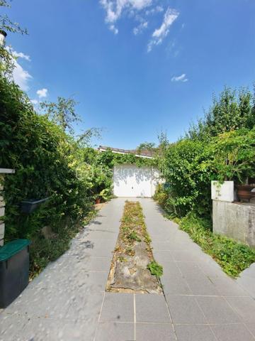 Dans l'un des secteurs les plus prisés de Villepinte ,la Haie Bertrand, au calme d'une impasse, découvrez cette magnifique maison familiale mitoyenne d'un côté  , parfaitement entretenue, offrant des prestations de qualité, des volumes généreux et un cadre de vie privilégié.

Développant 153 m² habitables et environ 170 m² utiles, cette propriété séduit dès l'entrée par son agencement fonctionnel et ses finitions soignées.

L'entrée dessert un vaste espace de vie de près de 53 m², composé d'un salon-séjour chaleureux avec cheminée fonctionnelle et régulièrement entretenue, ainsi qu'une cuisine ouverte conviviale. Cet ensemble lumineux s'ouvre directement sur une agréable terrasse avec pergola et un jardin parfaitement entretenu, exposé sud-ouest, idéal pour profiter des belles journées en toute tranquillité.
Un toilette indépendant complète ce niveau.

Depuis la cuisine, vous accédez directement au garage attenanr avec espace buanderie et accès  au sous-sol aménagé, où se trouve une remarquable suite parentale comprenant un dressing, une salle de bains, une salle d'eau avec douche à l'italienne et un espace hammam, véritable invitation à la détente.

À l'étage, un palier dessert trois belles chambres avec dressing intégré ainsi qu'une grande salle de bains particulièrement lumineuse, équipée d'une baignoire, d'une douche et de toilettes.

Le dernier niveau accueille des combles aménagés offrant un bel espace polyvalent pouvant facilement être redistribué afin de créer deux chambres supplémentaires. La maison peut ainsi accueillir jusqu'à six chambres, idéale pour une grande famille, une activité de télétravail ou des besoins évolutifs.

Édifiée sur une parcelle de 333 m², cette propriété bénéficie également d'atouts rares sur le secteur :

Un garage attenant à la maison ;
Un second garage indépendant en fond de parcelle ;
Jusqu'à six véhicules pouvant être stationnés sur la propriété.

Les atouts de cette maison :
• Quartier très recherché de la Haie Bertrand
• Situation privilégiée en impasse
• 153 m² habitables / 170 m² utiles
• Pièce de vie de 53 m² avec cheminée
• Cuisine ouverte sur séjour
• Suite parentale avec dressing, hammam et douche à l'italienne
• 5 chambres existantes + potentiel 1 chambre supplémentaire
• Grande salle de bains familiale
• Terrasse avec pergola
• Jardin exposé sud-ouest
• Deux garages
• Jusqu'à 6 stationnements sur la parcelle
• Maison parfaitement entretenue, aucun travaux à prévoir

Une maison coup de cœur, alliant confort, charme, volumes et qualité d'entretien, dans un environnement résidentiel particulièrement recherché

Visite possible 7 jours sur 7 avec votre conseillère  sur RENDEZ