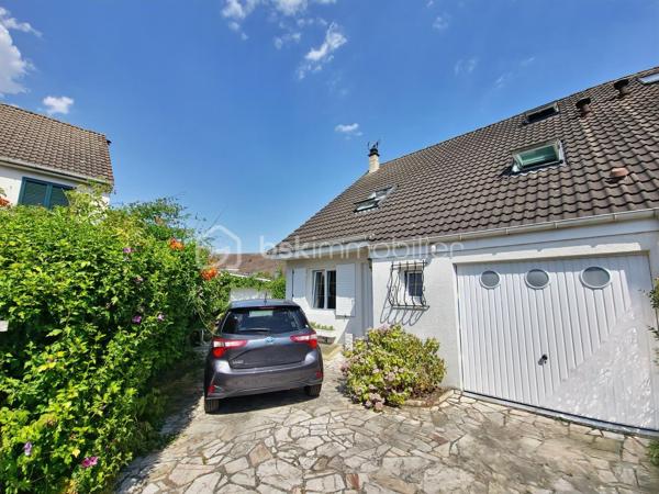 Dans l'un des secteurs les plus prisés de Villepinte ,la Haie Bertrand, au calme d'une impasse, découvrez cette magnifique maison familiale mitoyenne d'un côté  , parfaitement entretenue, offrant des prestations de qualité, des volumes généreux et un cadre de vie privilégié.

Développant 153 m² habitables et environ 170 m² utiles, cette propriété séduit dès l'entrée par son agencement fonctionnel et ses finitions soignées.

L'entrée dessert un vaste espace de vie de près de 53 m², composé d'un salon-séjour chaleureux avec cheminée fonctionnelle et régulièrement entretenue, ainsi qu'une cuisine ouverte conviviale. Cet ensemble lumineux s'ouvre directement sur une agréable terrasse avec pergola et un jardin parfaitement entretenu, exposé sud-ouest, idéal pour profiter des belles journées en toute tranquillité.
Un toilette indépendant complète ce niveau.

Depuis la cuisine, vous accédez directement au garage attenanr avec espace buanderie et accès  au sous-sol aménagé, où se trouve une remarquable suite parentale comprenant un dressing, une salle de bains, une salle d'eau avec douche à l'italienne et un espace hammam, véritable invitation à la détente.

À l'étage, un palier dessert trois belles chambres avec dressing intégré ainsi qu'une grande salle de bains particulièrement lumineuse, équipée d'une baignoire, d'une douche et de toilettes.

Le dernier niveau accueille des combles aménagés offrant un bel espace polyvalent pouvant facilement être redistribué afin de créer deux chambres supplémentaires. La maison peut ainsi accueillir jusqu'à six chambres, idéale pour une grande famille, une activité de télétravail ou des besoins évolutifs.

Édifiée sur une parcelle de 333 m², cette propriété bénéficie également d'atouts rares sur le secteur :

Un garage attenant à la maison ;
Un second garage indépendant en fond de parcelle ;
Jusqu'à six véhicules pouvant être stationnés sur la propriété.

Les atouts de cette maison :
• Quartier très recherché de la Haie Bertrand
• Situation privilégiée en impasse
• 153 m² habitables / 170 m² utiles
• Pièce de vie de 53 m² avec cheminée
• Cuisine ouverte sur séjour
• Suite parentale avec dressing, hammam et douche à l'italienne
• 5 chambres existantes + potentiel 1 chambre supplémentaire
• Grande salle de bains familiale
• Terrasse avec pergola
• Jardin exposé sud-ouest
• Deux garages
• Jusqu'à 6 stationnements sur la parcelle
• Maison parfaitement entretenue, aucun travaux à prévoir

Une maison coup de cœur, alliant confort, charme, volumes et qualité d'entretien, dans un environnement résidentiel particulièrement recherché

Visite possible 7 jours sur 7 avec votre conseillère  sur RENDEZ