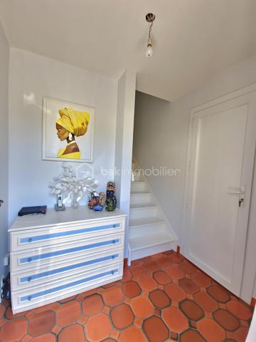 Dans l'un des secteurs les plus prisés de Villepinte ,la Haie Bertrand, au calme d'une impasse, découvrez cette magnifique maison familiale mitoyenne d'un côté  , parfaitement entretenue, offrant des prestations de qualité, des volumes généreux et un cadre de vie privilégié.

Développant 153 m² habitables et environ 170 m² utiles, cette propriété séduit dès l'entrée par son agencement fonctionnel et ses finitions soignées.

L'entrée dessert un vaste espace de vie de près de 53 m², composé d'un salon-séjour chaleureux avec cheminée fonctionnelle et régulièrement entretenue, ainsi qu'une cuisine ouverte conviviale. Cet ensemble lumineux s'ouvre directement sur une agréable terrasse avec pergola et un jardin parfaitement entretenu, exposé sud-ouest, idéal pour profiter des belles journées en toute tranquillité.
Un toilette indépendant complète ce niveau.

Depuis la cuisine, vous accédez directement au garage attenanr avec espace buanderie et accès  au sous-sol aménagé, où se trouve une remarquable suite parentale comprenant un dressing, une salle de bains, une salle d'eau avec douche à l'italienne et un espace hammam, véritable invitation à la détente.

À l'étage, un palier dessert trois belles chambres avec dressing intégré ainsi qu'une grande salle de bains particulièrement lumineuse, équipée d'une baignoire, d'une douche et de toilettes.

Le dernier niveau accueille des combles aménagés offrant un bel espace polyvalent pouvant facilement être redistribué afin de créer deux chambres supplémentaires. La maison peut ainsi accueillir jusqu'à six chambres, idéale pour une grande famille, une activité de télétravail ou des besoins évolutifs.

Édifiée sur une parcelle de 333 m², cette propriété bénéficie également d'atouts rares sur le secteur :

Un garage attenant à la maison ;
Un second garage indépendant en fond de parcelle ;
Jusqu'à six véhicules pouvant être stationnés sur la propriété.

Les atouts de cette maison :
• Quartier très recherché de la Haie Bertrand
• Situation privilégiée en impasse
• 153 m² habitables / 170 m² utiles
• Pièce de vie de 53 m² avec cheminée
• Cuisine ouverte sur séjour
• Suite parentale avec dressing, hammam et douche à l'italienne
• 5 chambres existantes + potentiel 1 chambre supplémentaire
• Grande salle de bains familiale
• Terrasse avec pergola
• Jardin exposé sud-ouest
• Deux garages
• Jusqu'à 6 stationnements sur la parcelle
• Maison parfaitement entretenue, aucun travaux à prévoir

Une maison coup de cœur, alliant confort, charme, volumes et qualité d'entretien, dans un environnement résidentiel particulièrement recherché

Visite possible 7 jours sur 7 avec votre conseillère  sur RENDEZ