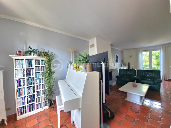 Dans l'un des secteurs les plus prisés de Villepinte ,la Haie Bertrand, au calme d'une impasse, découvrez cette magnifique maison familiale mitoyenne d'un côté  , parfaitement entretenue, offrant des prestations de qualité, des volumes généreux et un cadre de vie privilégié.

Développant 153 m² habitables et environ 170 m² utiles, cette propriété séduit dès l'entrée par son agencement fonctionnel et ses finitions soignées.

L'entrée dessert un vaste espace de vie de près de 53 m², composé d'un salon-séjour chaleureux avec cheminée fonctionnelle et régulièrement entretenue, ainsi qu'une cuisine ouverte conviviale. Cet ensemble lumineux s'ouvre directement sur une agréable terrasse avec pergola et un jardin parfaitement entretenu, exposé sud-ouest, idéal pour profiter des belles journées en toute tranquillité.
Un toilette indépendant complète ce niveau.

Depuis la cuisine, vous accédez directement au garage attenanr avec espace buanderie et accès  au sous-sol aménagé, où se trouve une remarquable suite parentale comprenant un dressing, une salle de bains, une salle d'eau avec douche à l'italienne et un espace hammam, véritable invitation à la détente.

À l'étage, un palier dessert trois belles chambres avec dressing intégré ainsi qu'une grande salle de bains particulièrement lumineuse, équipée d'une baignoire, d'une douche et de toilettes.

Le dernier niveau accueille des combles aménagés offrant un bel espace polyvalent pouvant facilement être redistribué afin de créer deux chambres supplémentaires. La maison peut ainsi accueillir jusqu'à six chambres, idéale pour une grande famille, une activité de télétravail ou des besoins évolutifs.

Édifiée sur une parcelle de 333 m², cette propriété bénéficie également d'atouts rares sur le secteur :

Un garage attenant à la maison ;
Un second garage indépendant en fond de parcelle ;
Jusqu'à six véhicules pouvant être stationnés sur la propriété.

Les atouts de cette maison :
• Quartier très recherché de la Haie Bertrand
• Situation privilégiée en impasse
• 153 m² habitables / 170 m² utiles
• Pièce de vie de 53 m² avec cheminée
• Cuisine ouverte sur séjour
• Suite parentale avec dressing, hammam et douche à l'italienne
• 5 chambres existantes + potentiel 1 chambre supplémentaire
• Grande salle de bains familiale
• Terrasse avec pergola
• Jardin exposé sud-ouest
• Deux garages
• Jusqu'à 6 stationnements sur la parcelle
• Maison parfaitement entretenue, aucun travaux à prévoir

Une maison coup de cœur, alliant confort, charme, volumes et qualité d'entretien, dans un environnement résidentiel particulièrement recherché

Visite possible 7 jours sur 7 avec votre conseillère  sur RENDEZ